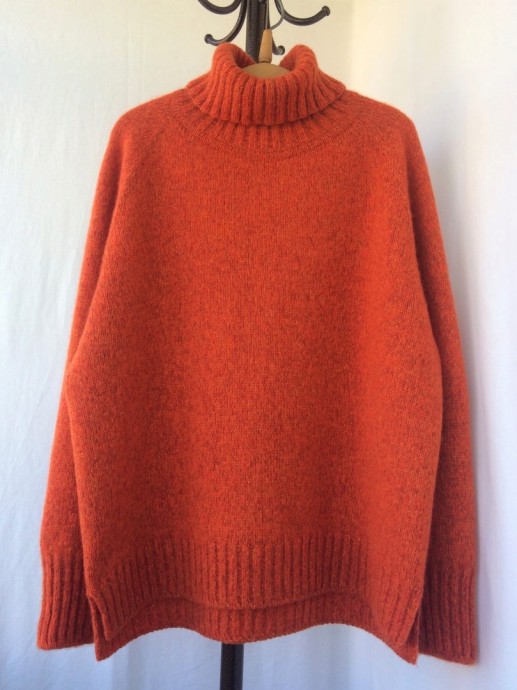 Оранжевый свитер регланом сверху