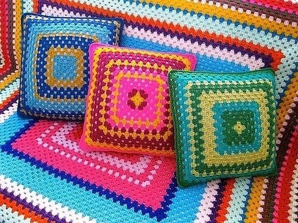 Простая подушечка из бабушкиного квадрата Простая подушечка из бабушкиного квадрата
