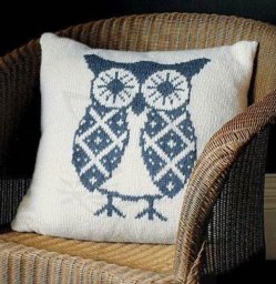 Вязаная наволочка для подушки украшена большим рисунком совы