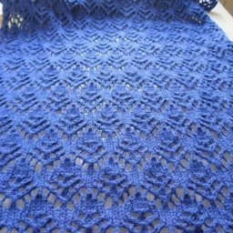 Красивый палантин сапфирового цвета