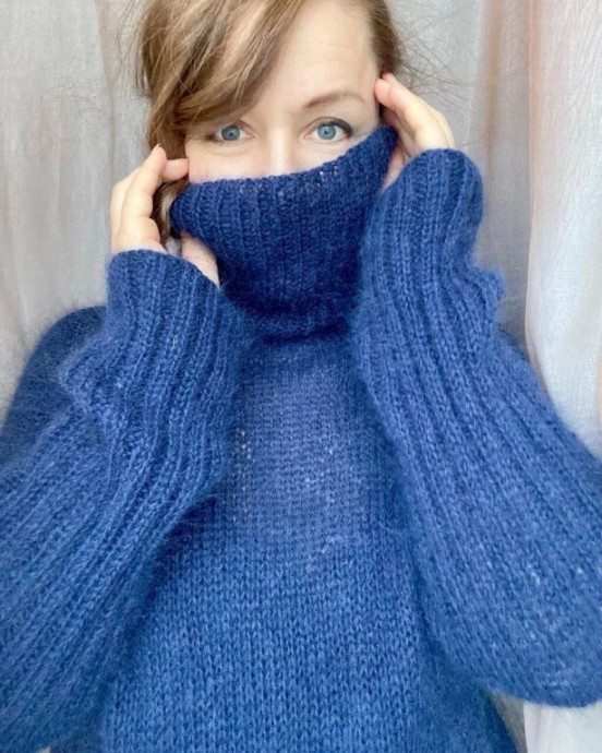 Синий свитер-паутинка из мохера, вяжем спицами