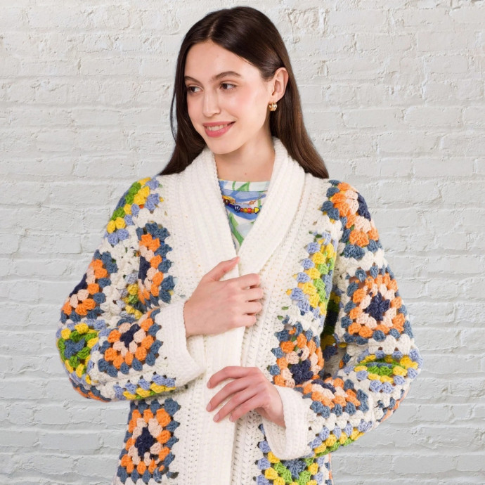 Женский удлинённый жакет из мотивов — яркий акцент в вашем образе