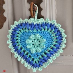 Сердечное вязание, интересная подвеска в копилку мастерицы