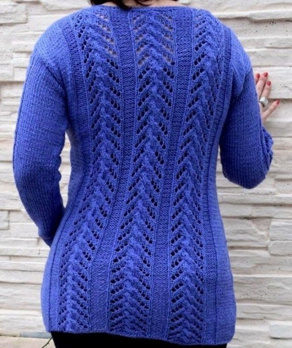 Удлиненный пуловер ажурными полосами