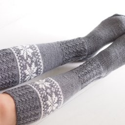 Вязаные гольфы с жаккардовым узором спицами