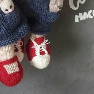 Очаровательные зайки спицами