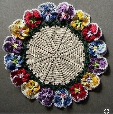 Цветочная салфеточка с каймой из анютиных глазок Цветочная салфеточка с каймой из анютиных глазок