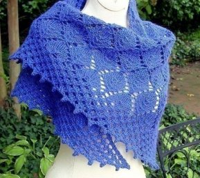 Шаль с узором из листьев