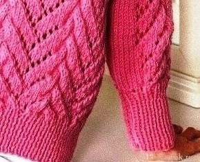 Розовый свитер с ажурными косами Розовый свитер с ажурными косами