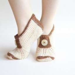 Вяжем милые тапочки спицами