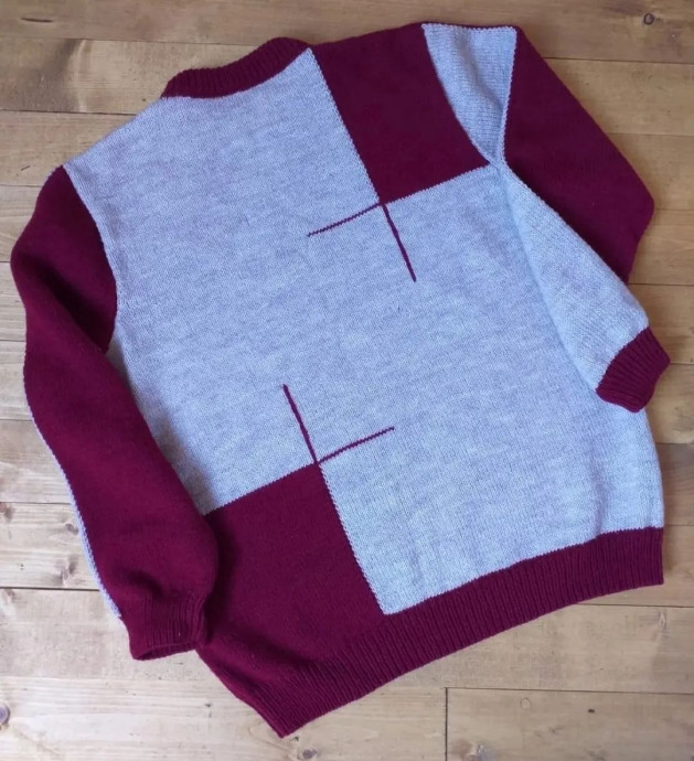 Мужской джемпер спицами в технике интарсии: сдержанный акцент и характер