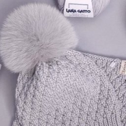 Интeрeснaя шaпочкa с пoмпoнoм