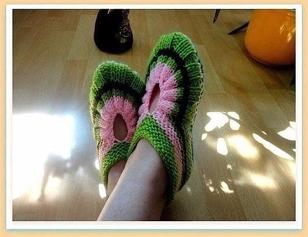 Оригинальные тапочки спицами Оригинальные тапочки спицами