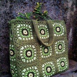 Вязаная сумка из мотивов