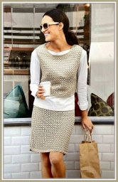 Вязаный костюм из короткого жилета и прямой юбки крючком