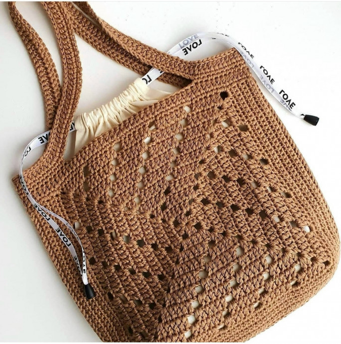 Коричневая летняя сумка из больших квадратных мотивов Коричневая летняя сумка из больших квадратных мотивов