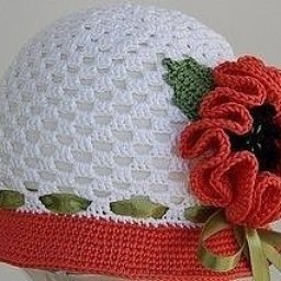 Нежная шапочка, украшение может быть любым!