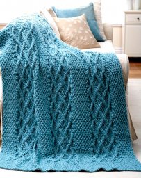 Бирюзовый плед связан сочетанием двойного жемчужного узора и рельефных полос