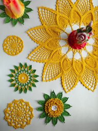 Яркая салфетка "Солнечный цветок", связанная крючком
