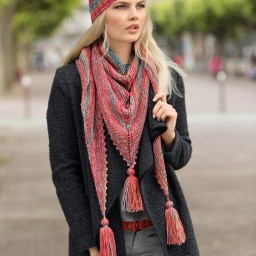 Платок с декоративными кистями