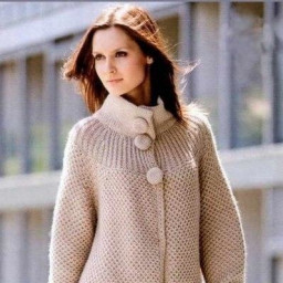 ​Классическое пальто бежевого цвета спицами