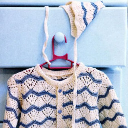 ​Жакет и чепчик для малыша вязаные спицами.