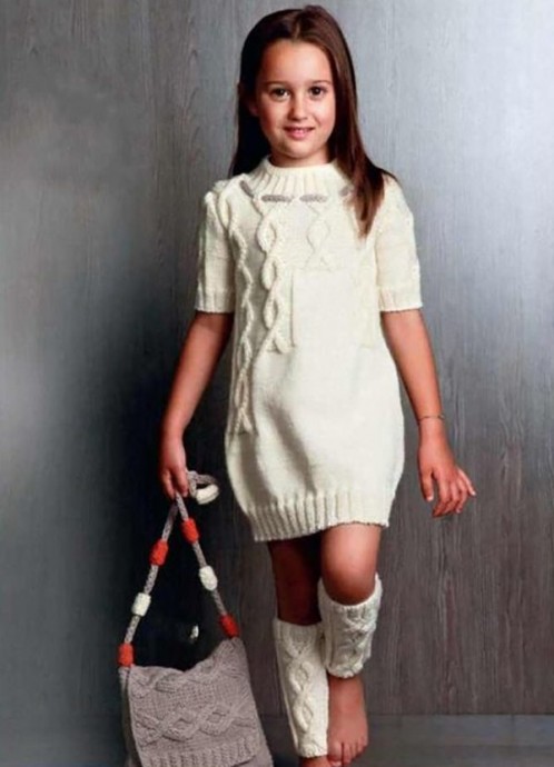 Вязаное платье спицами, гетры и сумка для девочки
