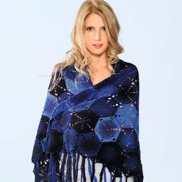 Синяя шаль из шестиугольных мотивов.