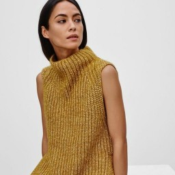 Безрукавка с высоким воротником
