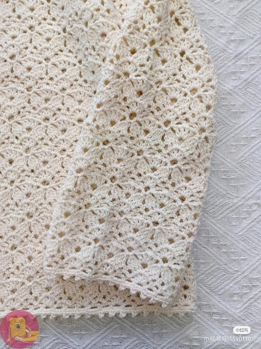 Светлый пуловер крючком &mdash; лёгкость, которая всегда в моде