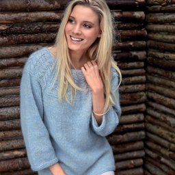 Голубой пуловер с интересной кокеткой