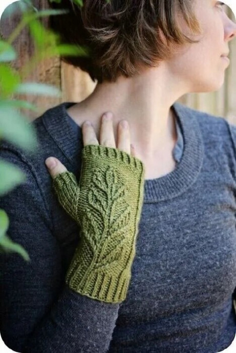 Вязаные митенки: тепло и стиль для ваших рук