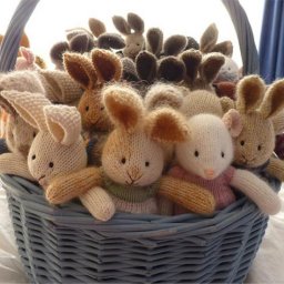 Вяжем зайчиков спицами