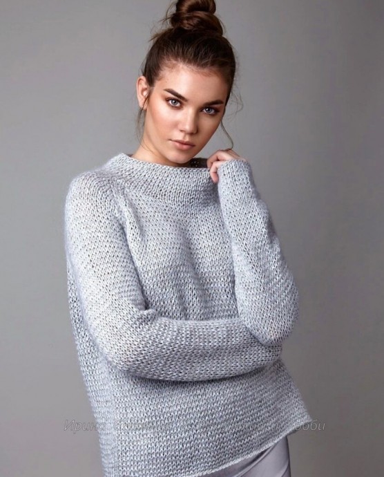Симпатичный серый пуловер спицами