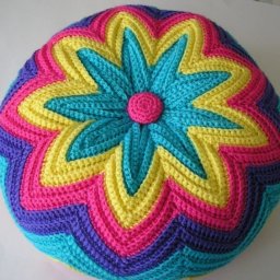 Интересная подушка, связанная крючком