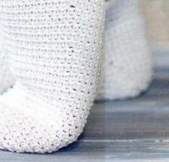 Белые носочки крючком