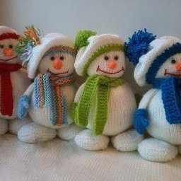 Вяжем снеговика спицами