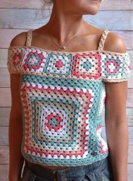 Интересный летний топ из бабушкиного квадрата