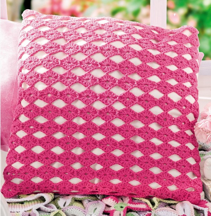 Розовый ажурный чехольчик на подушку