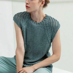 Топ спицами с узором из кос и ажурных дорожек