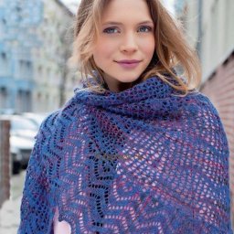 Ажурная шаль спицами из пряжи секционного крашения