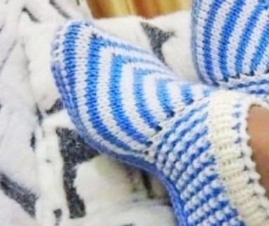 Следки спицами: просто и уютно.