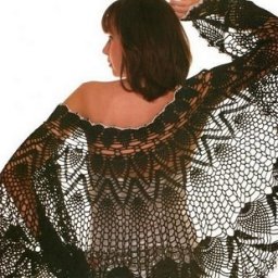 Кружевная шаль связана крючком