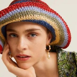 Разноцветная шляпа крючком