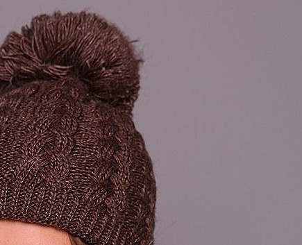 Шапочка с помпоном, вязаная спицами