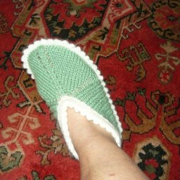 Уютные следочки спицами