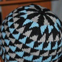 Очаровательная шапочка с жаккардовым узором