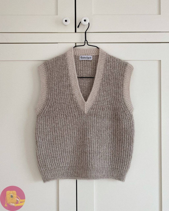 Жилет с V-образным вырезом — идеальная база для стильных осенних и весенних образов