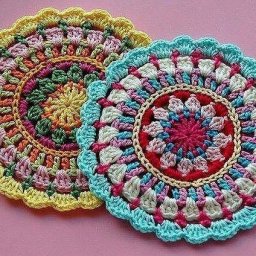 Вяжем разноцветные коврики-салфетки