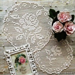 Круглые салфетки с розами в филейной технике